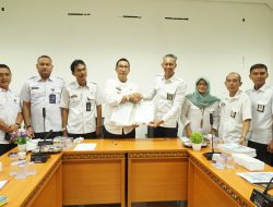 PJ. Sekda Jon Edwar Hadiri Penanda tanganan BAST Naskah Hibah Rehabilitasi dan Renovasi Empat Sekolah di Pesibar