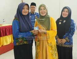 Ketua TP-PKK Pesibar serahkan ktp elektroni kepada pelajar SMAN 1 Krui