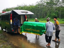 Wujud Kepedulian, Polisi Antarkan Jenazah Almarhum Karwa Sujana di TPU Km 7 Blambangan Umpu
