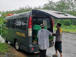 Wujud Kepedulian, Polisi Antarkan Jenazah Almarhum Karwa Sujana di TPU Km 7 Blambangan Umpu