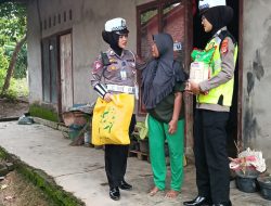 Satlantas Polres Way Kanan Bagikan Bansos di Campur Asri