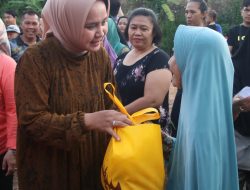 Riana Sari Arinal  Serahkan Bantuan 100 Paket Sembako  Program Siger Berbagi