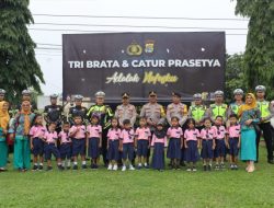 Polisi Sahabat Anak, Kapolres Way Kanan Kenalkan Rambu Lalu lintas Sejak Dini Kepada Ratusan Anak
