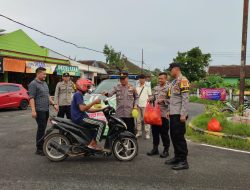 Jelang buka puasa, Polsek Pesisir Tengah berbagi takjil gratis kepada pengguna jalan