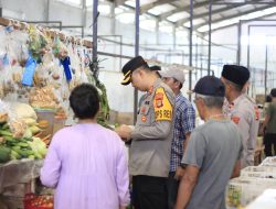 Kapolres Pesisir Barat laksanakan Jum’at Curhat di Pasar Way Batu