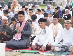 Bupati Dan Wabup Shalat Id Di Halaman Pemda Pesibar