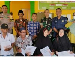 Bhabinkamtibmas Polsek Pesisir Tengah Polres Pesisir Barat Melaksanakan Pengamanan dan Pengawasan Pembagian BLT-DD