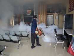 Polisi Bersama Dinkes Tengah Lakukan Fogging Cegah Penyakit DBD di Way Kanan