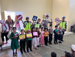 Satlantas Polres Way Kanan Kenalkan Rambu Lalu lintas Sejak Usia Dini Kepada Anak TK .