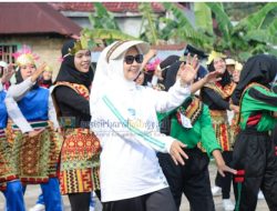 KETUA PERWOSI SEKALIGUS KETUA TP-PKK PESIBAR SEPTI HERI AGUSNAENI HADIRI LOMBA SENAM TINGKAT KECAMATAN DI WAY KRUI