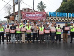 Jelang Hari Bhayangkara Ke-78, Polres Way Kanan dan Jajaran Gelar Bansos Bagikan Paket Sembako