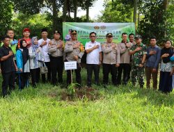 Peringati Hari Bhayangkara Ke-78, Polres Way Kanan dan Jajaran Gelar Tanam Pohon Serentak dan Bansos