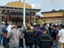 Ratusan Wartawan Gruduk Gedung DPRD Waykanan, Tuntut Masda Yulita Minta Maaf