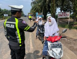 Demi Keselamatan, Polantas Tegur Pelajar Tak Kenakan Helm Saat Berkendara di Jalinsum
