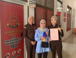 Kejari Way Kanan Serahkan Kembali Barang Bukti berupa bukti 1 (satu) unit Hp Merk Redmi 9 warna biru kepada Korban