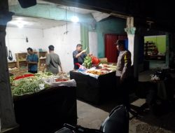 Patroli Jalan Kaki di Pasar Baradatu, Bhabinkamtibmas Ajak Warga Sukseskan Pilkada 2024