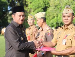 Songsong HUT RI Ke-79 Pj Lambar Serahkan 10 Juta Bendera Merah Putih