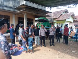 Bentuk Kepedulian Terhadap Warganya, Bhabinkamtibmas Polsek Pekalongan Takziah ke Warganya yang Meninggal