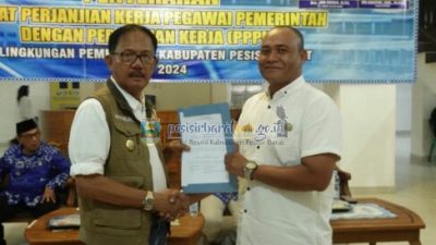 Bupati Agus Istiqlal Kembali Serahkan Surat Perjanjian Kerja PPPK Tahap 2