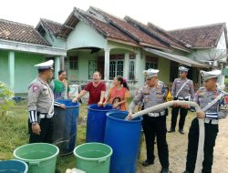 HUT Lalu Lintas Bhayangkara Ke-69, Polisi Salurkan Air Bersih di Km 8 Blambangan Umpu