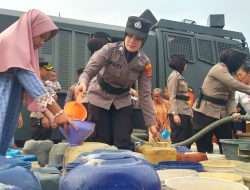HUT Polwan ke-76, Polresta Bandar Lampung Salurkan Bantuan Air Bersih untuk Warga Way Laga