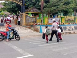 Atur Arus Lalulintas, Polisi Bantu Pelajar Sekolah Menyeberang Jalan di Negeri Baru
