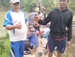 Kakam Ojolali dan Masyarakat Gotong Royong Pebaiki Jembatan Gantung Yang Rusak Parah