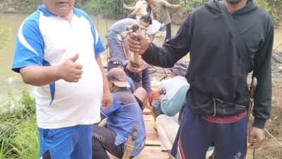 Kakam Ojolali dan Masyarakat Gotong Royong Pebaiki Jembatan Gantung Yang Rusak Parah