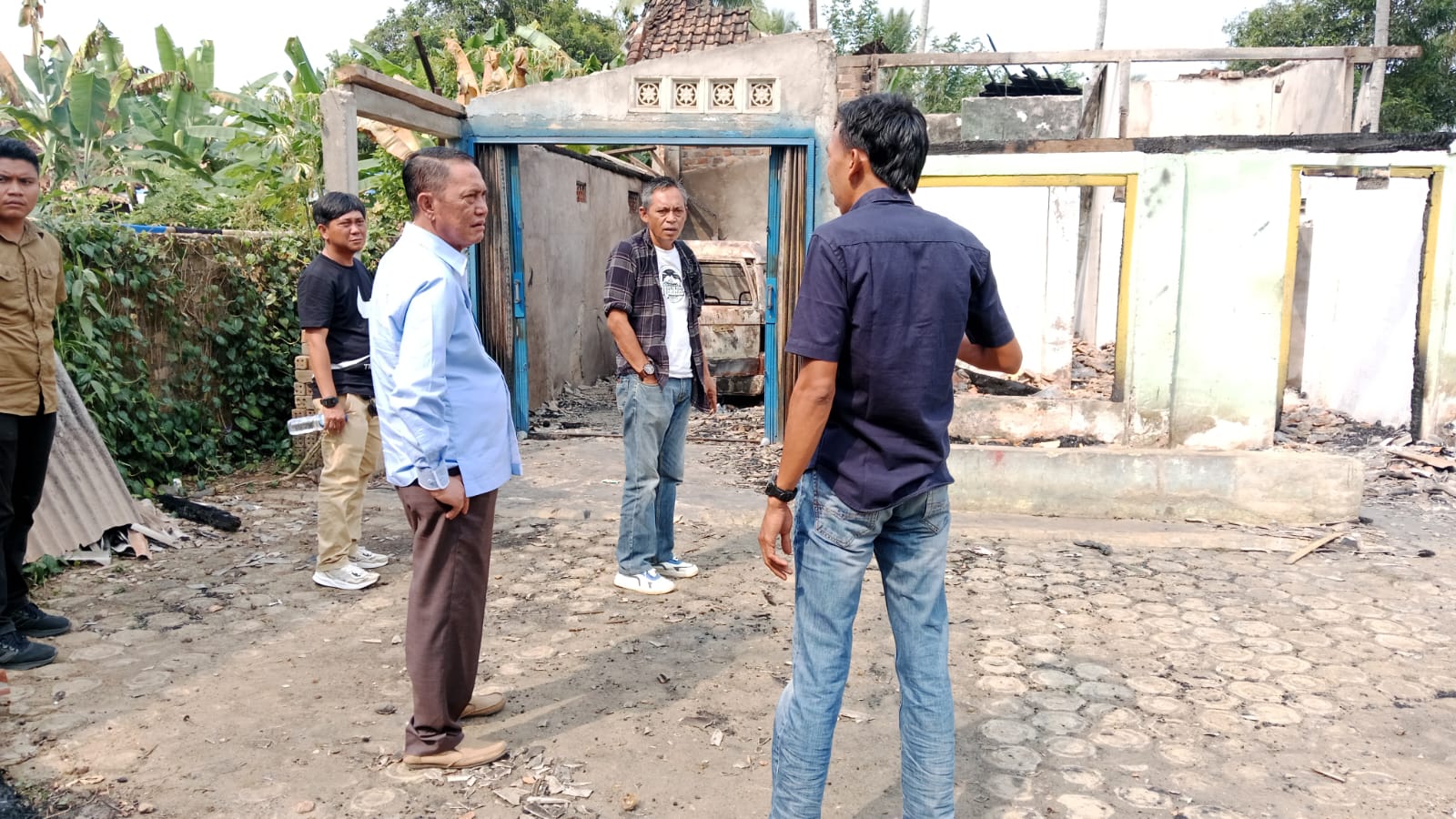 Wakil Bupati Way Kanan, kunjungi dan berikan Santunan, korban kebakaran di kampung Negeri ujan mas