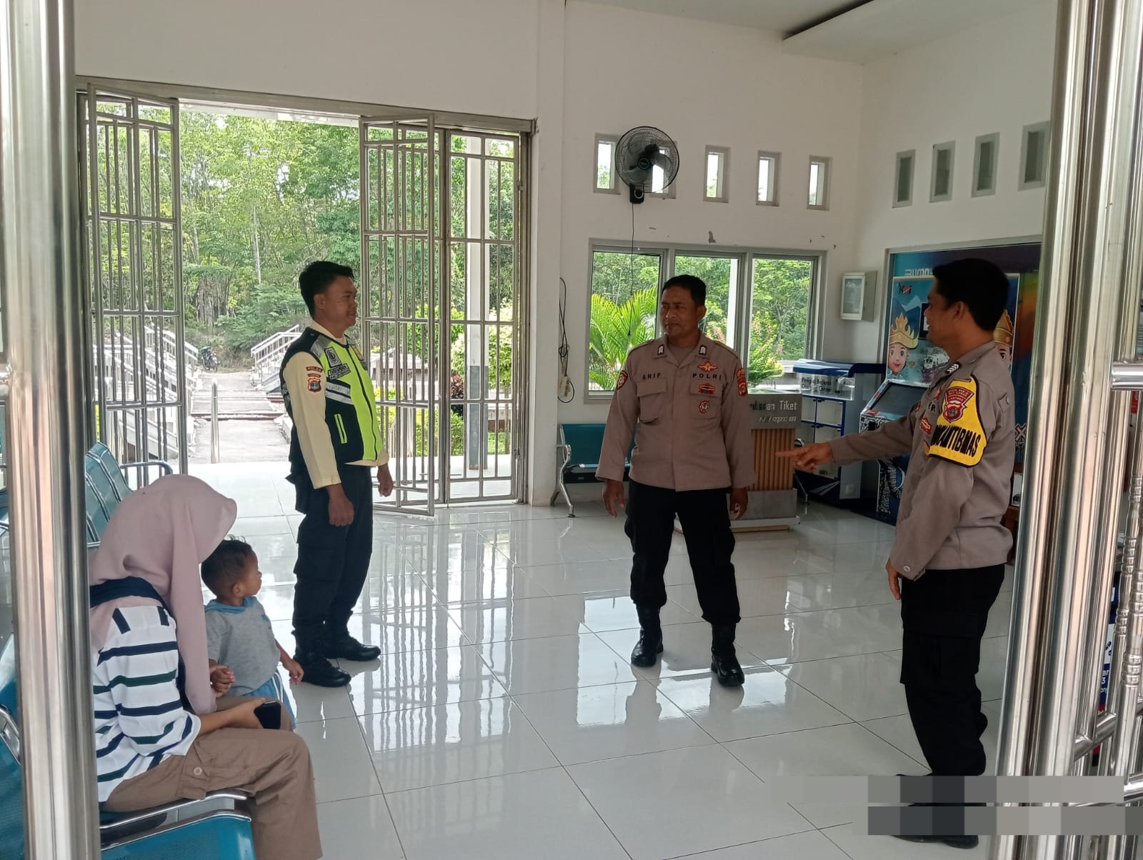 Patroli KRYD, Polsek Way Tuba Berikan Pesan Kamtibmas di Stasiun KAI