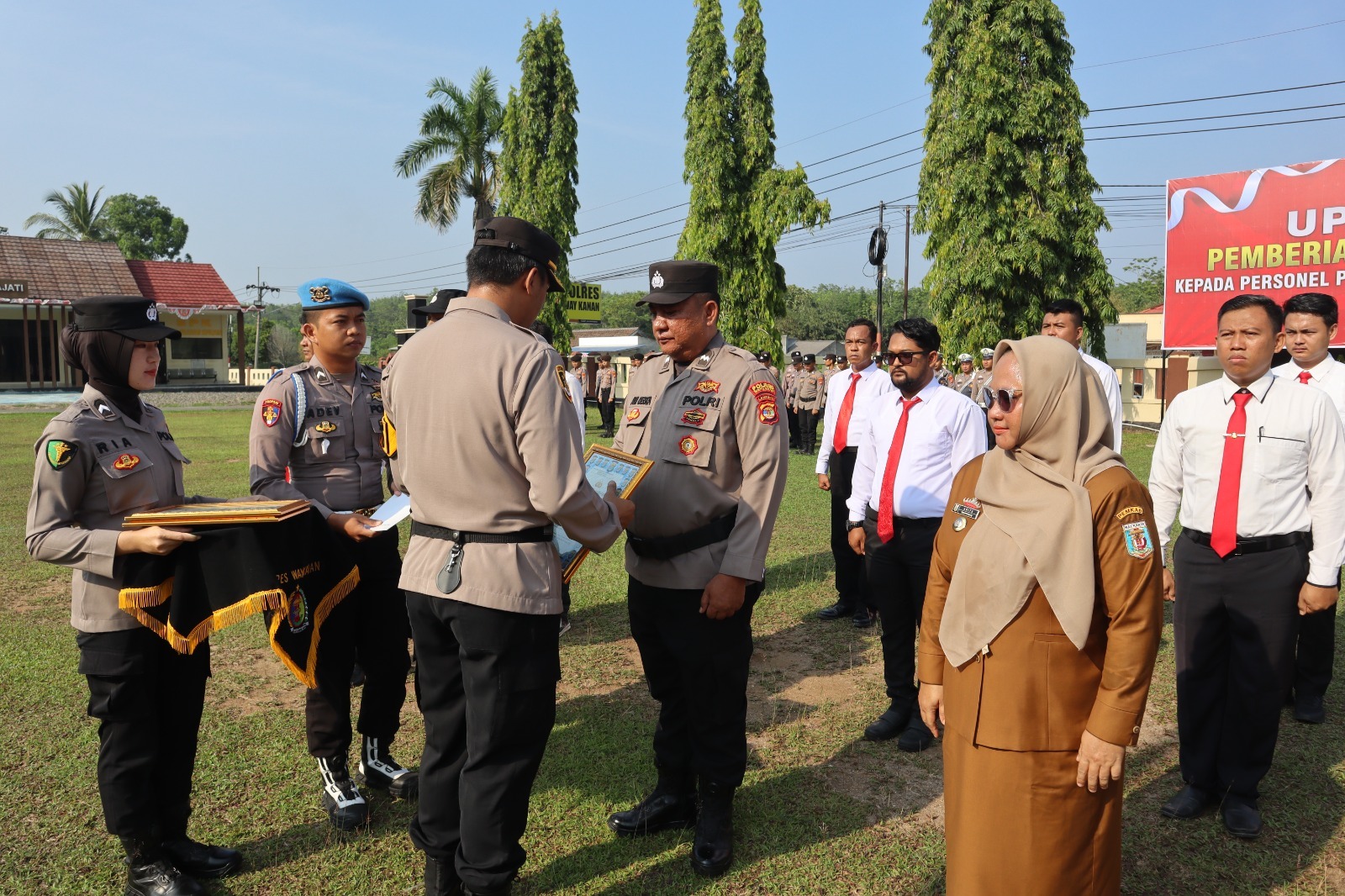 Apel Jam Pimpinan, Kapolres Beri Penghargaan 14 Anggota Polres Way Kanan dan Kepala Kampung