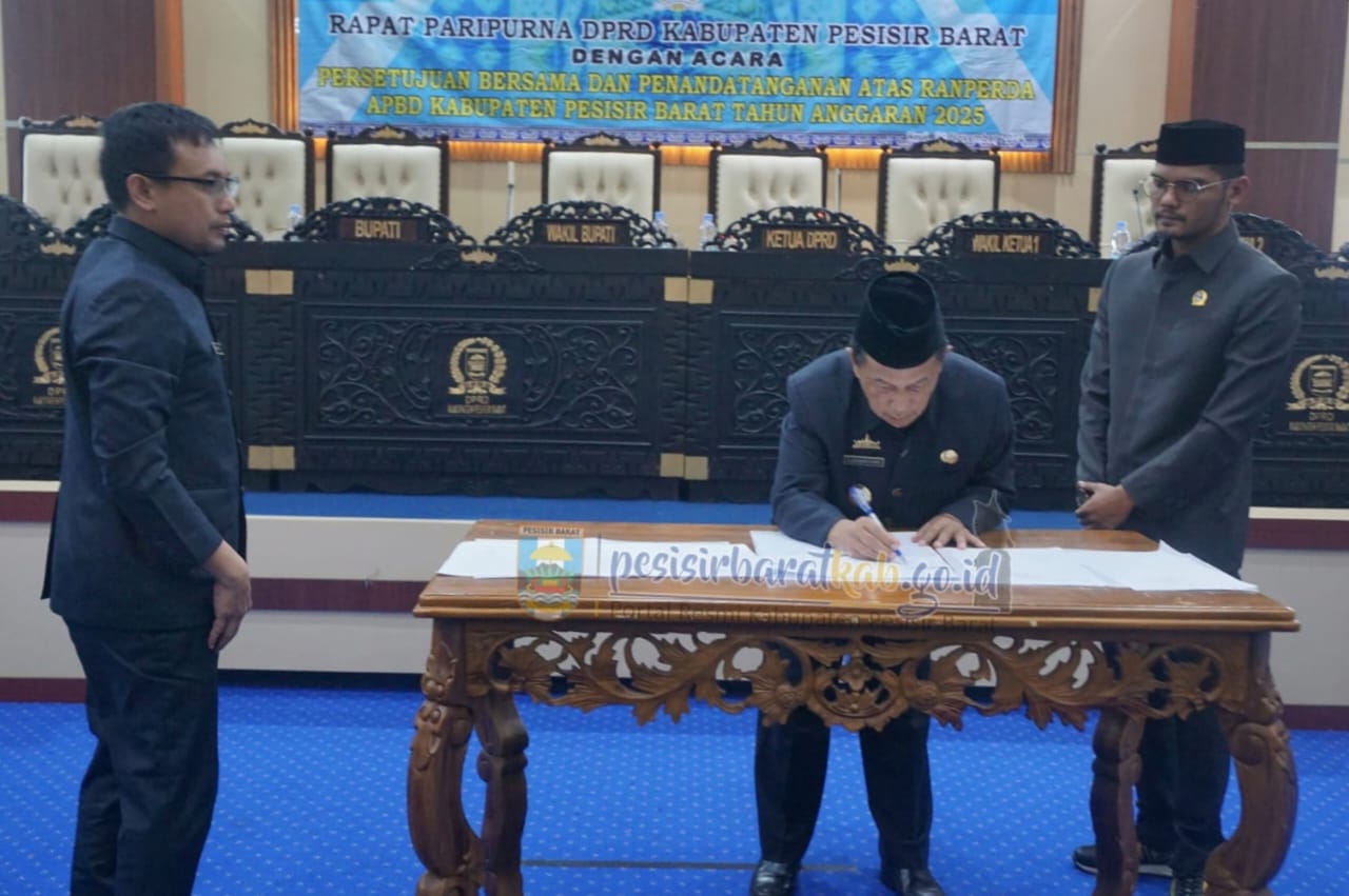 PERSETUJUAN BERSAMA DAN PENANDATANGANAN ATAS RANPERDA APBD KABUPATEN PESIBAR TAHUN 2025