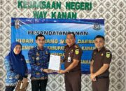 Pemkab Way Kanan Serahkan Hibah Tanah Kepada Kajari Way Kanan