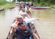 Kepedulian Pemkab Way Kanan: Bupati Ali Rahman Gerak Cepat Tinjau Korban Banjir Dengan Perahu Sampan