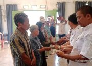 Salurkan BLT-DD Triwulan,Simak Pesan Iskandar Kepala Kampung Sumbersari