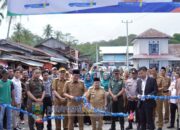 Bupati Dedi Irawan Resmikan Gapura Pasar Way Batu dan Serahkan Bantuan Tenda UMKM