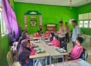 Monitoring MBG di Banjit, Bhabinkamtibmas Pastikan Pemenuhan Gizi Berjalan Efektif dan Bermanfaat