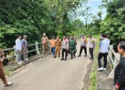 Tanggap Waspada dan Antisipasi Banjir, Polsek Blambangan Umpu Bersama Forkopimcam Lakukan Pengecekan Debit Air Sungai