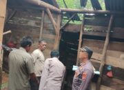 Rumah Warga Tersambar Petir, Kapolres Way Kanan Salurkan Bantuan Bagi Korban di Rebang Tangkas