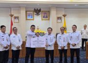 Pemkab Way Kanan Serahkan Bantuan Untuk Korban Bencana Alam Sumatera