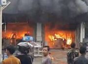 Si Jago Merah Mengamuk di Tengah Musim Hujan, Gerai Indomaret di Depan Gerbang Pemda Way Kanan Terbakar
