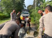 Peduli Keselamatan, Polres Way Kanan Perbaiki Jalan Berlubang Jelang Idul Fitri 1447 H