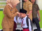 Bupati Way Kanan Tinjau Gerakan Ayah Mengantar Anak Sekolah di Hari Pertama Masuk