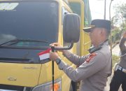 Aksi Sosial Sambut HUT RI ke-81, Satlantas Polres Way Kanan Bagikan Bendera Merah Putih Gratis ke Pengendara