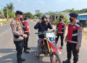 Cegah Gangguan Pernapasan Akibat Abu Vulkanik, Polisi di Way Kanan Bagikan Masker kepada Masyarakat