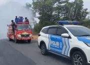 Cegah ISPA, Polres Way Kanan bersama Damkar dan BPBD Semprot Debu Vulkanik di Jalan