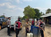 Atasi Dampak Kemarau Panjang, Sat Samapta Polres Way Kanan Salurkan Air Bersih ke Warga