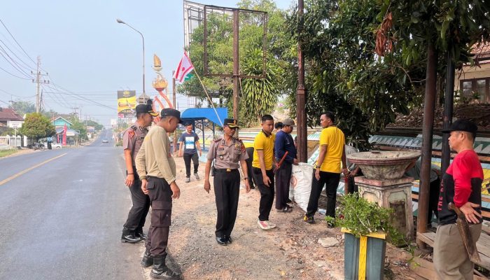 Green Policing, Polisi Bersama Masyarakat Gotong Royong Jaga Kebersihan di Simpang 4 Negeri Baru